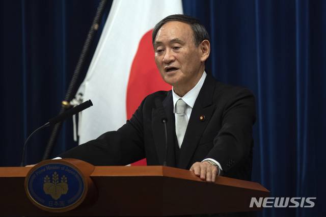 [도쿄=AP/뉴시스]스가 요시히데(管義偉) 일본 신임 총리가 지난달 16일 도쿄의 총리 관저에서 취임 후 첫 기자회견을 하고 있다. 스가 총리는 아베 정권의 노력을 계승 이전처럼 추진하는 것이 스스로의 사명이라며 신종 코로나바이러스 감염증(코로나19) 대유행 대처와 경제 재생에 전력을 기울일 것이라고 말했다. 2020.9.16