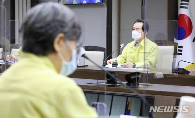 [세종=뉴시스]강종민 기자 = 정세균 국무총리가 2일 오전 정부세종청사에서 열린 신종 코로나바이러스 감염증(코로나19) 대응 중앙재난안전대책본부 회의 겸 제9호 태풍 '마이삭' 점검 회의에서 모두발언을 하고 있다. 왼쪽은 정은경 질병관리본부장. 2020.09.02.  ppkjm@newsis.com