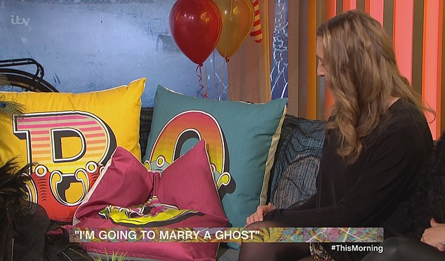 렐름은 또 레이라는 이름의 유령과 결혼할 것이라고 밝히기도 했다.(사진=ITV 유튜브)