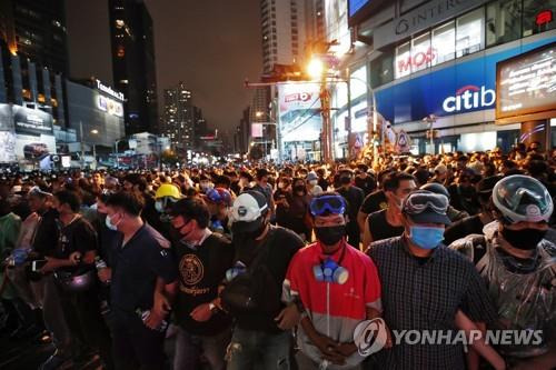 태국 도심 시위 현장에서 팔짱을 끼고 안전을 확보하는 자원봉사자들. 2020.10.18 [EPA=연합뉴스]