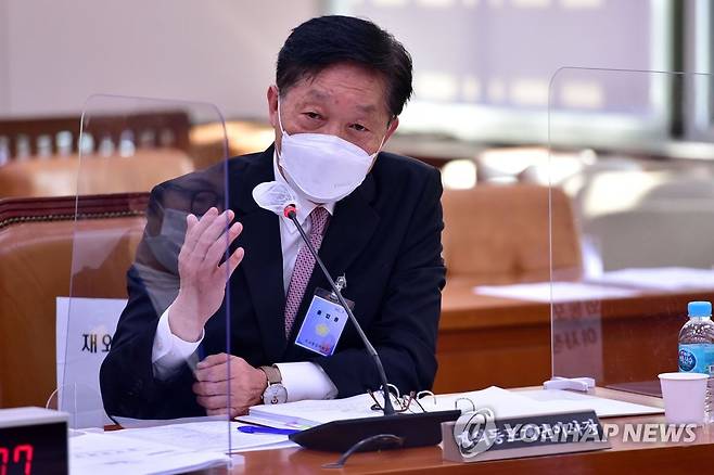 국감 답변하는 한우성 재외동포재단이사장 (서울=연합뉴스) 안정원 기자 = 한우성 재외동포재단이사장이 19일 오전 서울 여의도 국회 외교통일위원회에서 열린 한국국제협력단, 한국국제교류재단, 재외동포재단 국정감사에서 답변하고 있다.  2020.10.19 jeong@yna.co.kr