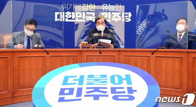 이낙연 더불어민주당 대표(가운데)가 19일 오전 서울 여의도 국회에서 열린 최고위원회의에 참석해 모두 발언하고 있다. 2020.10.19/뉴스1 © News1 성동훈 기자