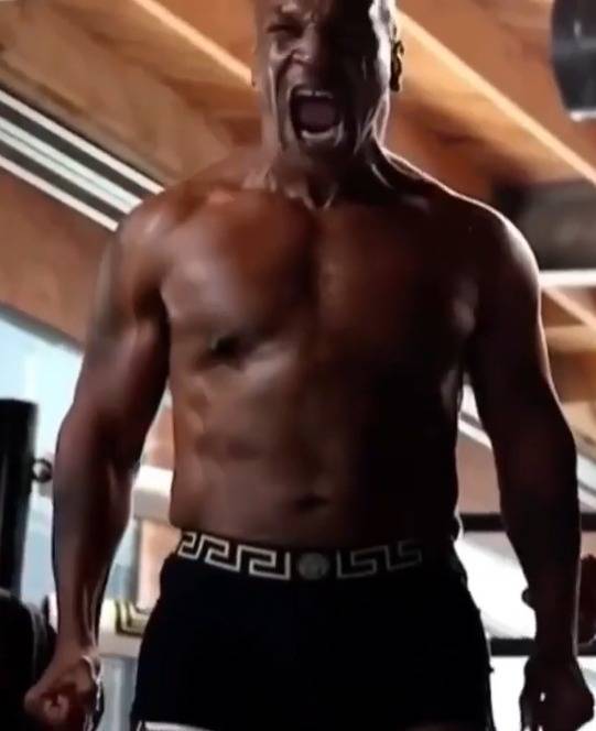 복귀전을 1개월 앞두고 몸 상태를 공개한 마이크 타이슨(섀넌 브릭스 인스타그램 캡처) © 뉴스1