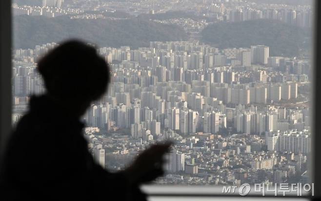 [서울=뉴시스] 박미소 기자 = 홍남기 경제부총리가 제8차 부동산시장 점검 관계장관회의에서 임대차법 시행 이후 진행되고 있는 전세난을 시인한 가운데 14일 오후 서울 송파구 롯데월드타워 서울스카이에서 서울 시내의 아파트가 보이고 있다. 2020.10.14.    misocamera@newsis.com