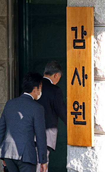 감사원으로 출근하는 최재형 감사원장 - 최재형 감사원장이 20일 오전 서울 종로구 삼청동 감사원으로 출근하고 있다.      감사원은 이날 오후 2시께 월성 1호기 조기폐쇄 결정 타당성 감사 결과를 담은 보고서를 국회 제출과 동시에 공개한다. 2020.10.20 연합뉴스