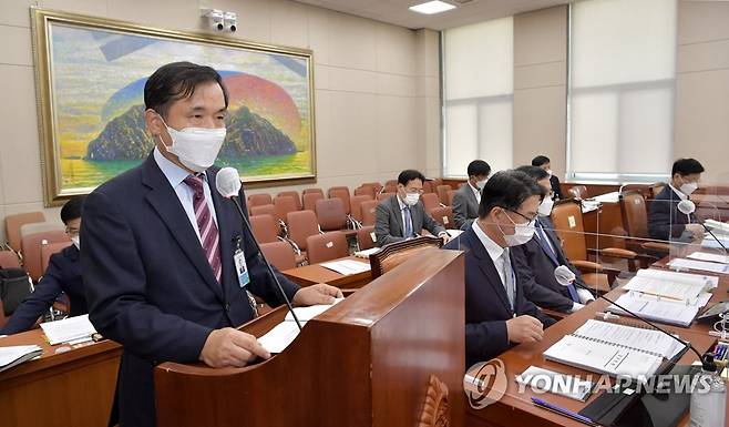 국감 업무보고하는 위성백 예보사장 (서울=연합뉴스) 하사헌 기자 = 위성백 예금보험공사 사장이 20일 서울 여의도 국회 정무위원회에서 열린 예금보험공사·한국자산관리공사 등 국정감사에서 업무보고를 하고 있다.  2020.10.20 toadboy@yna.co.kr