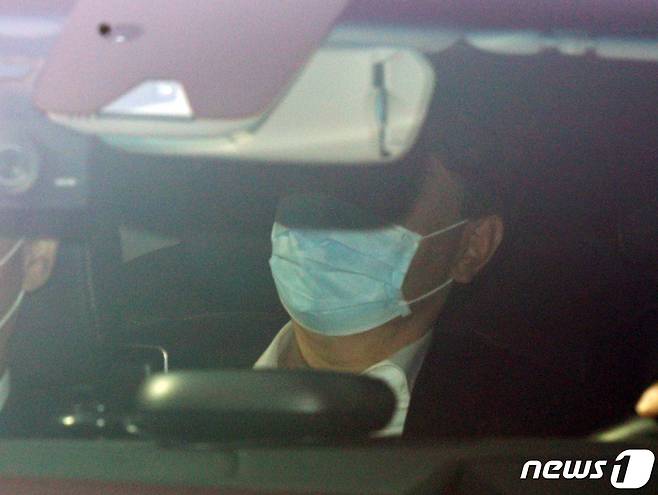 추미애 법무부 장관은 지난 19일 라임자산운용 로비 의혹 사건과 윤석열 검찰총장 가족 관련 사건에 대해 수사지휘권을 행사했다.  사진은 출근하는 윤석열 총장 모습.  © News1