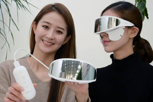 모델들이 LG전자가 새롭게 선보인 눈가 전용 뷰티기기 'LG 프라엘 아이케어(모델명: EWN1)'를 소개하고 있다(사진=LG전자)