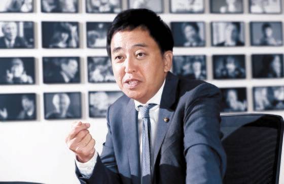 더불어민주당을 21일 탈당하는 금태섭 전 의원이 지난해 10월 중앙일보와 인터뷰하는 모습. 그는 지난해 12월 공수처법 표결에서 찬성 당론을 어기고 기권해 민주당의 징계를 받았다. [중앙포토]