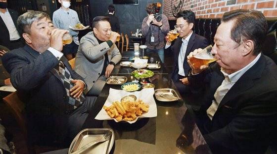 박용만 상의 회장과 김동명 한국노총 위원장의 만남. 연합뉴스