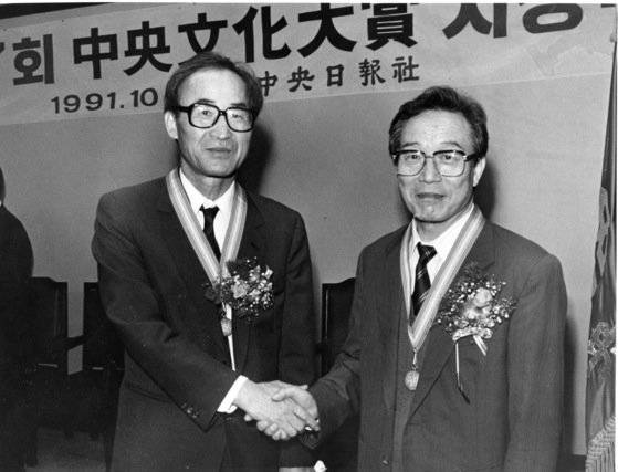 중앙일보가 제정한 17회 중앙문화대상 시상식이 10일 오후 4시 중앙일보 6층 회의실에서 열렸다.올해 학술부문은 김용섭교수(연세대, 사진오른쪽)가 예술부문은 고은씨(시인)가 수상했다. [중앙포토]