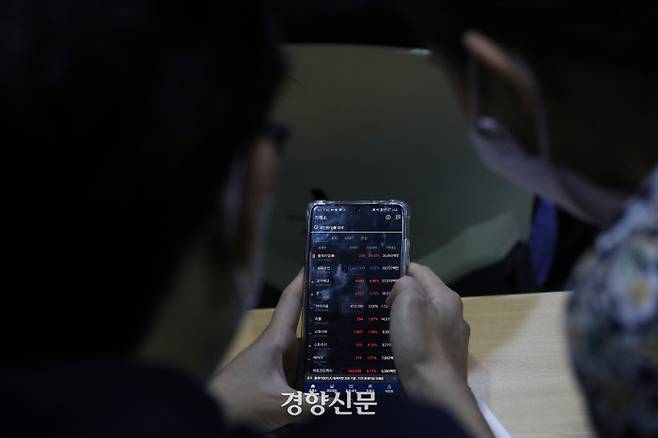 서울의 한 대학교 투자동아리 회원이 스마트폰 어플로 주가를 확인하고 있다. 권도현 기자