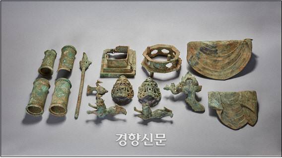 경주 황용사에서 통일신라 금동귀면, 금동보당 등 금동제 유물 20여점이 쏟아졌다. |불교문화재연구소 제공