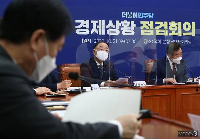 정부와 더불어민주당이 부동산시장 현안 점검을 위한 ‘경제상황 점검회의’를 열었다. 사진은 회의에 참석한 홍남기(왼쪽) 부총리와 이낙연 민주당 대표. /사진=임한별 기자