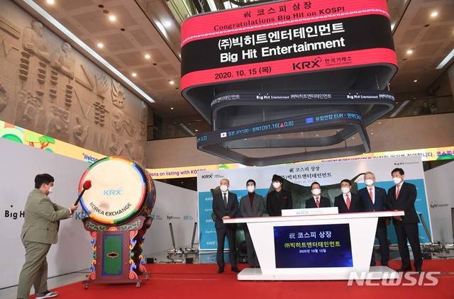 [서울=뉴시스]사진공동취재단 = 빅히트엔터테인먼트 코스피 상장 첫날인 15일 서울 여의도 한국거래소 1층 로비에서 방시혁 빅히트 엔터테인먼트 의장이 기념북을 치고 있다. 2020.10.15. photo@newsis.com