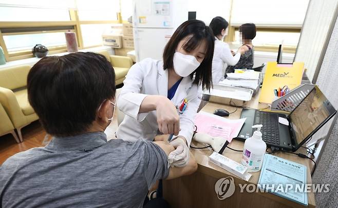 무료 인플루엔자 백신 접종 받는 어르신 (서울=연합뉴스) 류영석 기자 = 만 70세 이상 어르신을 대상으로 한 인플루엔자(독감) 백신 무료접종 사업이 시작된 19일 오후 서울 송파구 한국건강관리협회 건강증진의원 서울강남지부를 찾은 시민이 독감 예방접종을 받고 있다. 2020.10.19 ondol@yna.co.kr