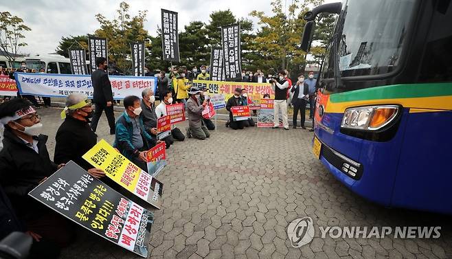 '이분들이 왜' (진안=연합뉴스) 정경재 기자 = 21일 오후 한국수자원공사 용담지사 앞에서 지난여름 집중호우 당시 댐 방류로 큰 피해를 본 수재민들이 국회 환경노동위원회 의원들이 탄 차량이 들어오자 무릎을 꿇고 도움을 요청하고 있다. 2020.10.21 jaya@yna.co.kr