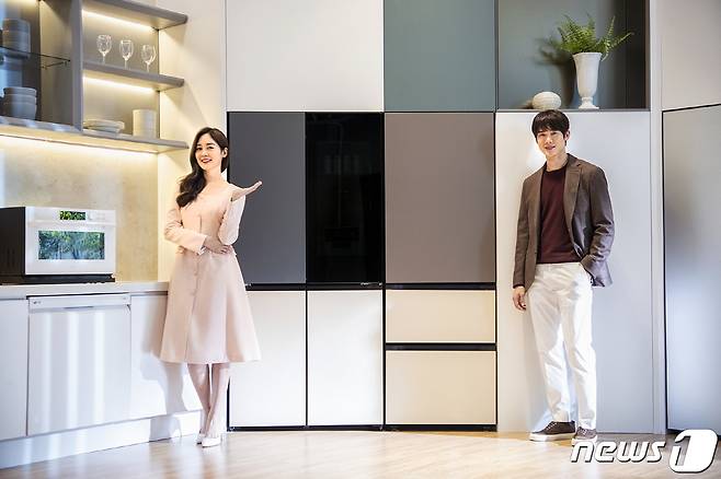 LG전자가 22일 오전 10시 온라인을 통해 새로운 공간 인테리어 가전 브랜드 'LG Objet Collection(LG 오브제컬렉션)'을 런칭하고 신제품 11종을 출시했다. 온라인 행사 진행을 맡은 배우 유연석과 성유리가 LG 오브제컬렉션 제품들로 완성된 공간 인테리어를 소개하고 있다. 왼쪽부터 LG 오브제컬렉션 광파오븐, 상냉장 하냉동 냉장고, 김치 냉장고.(LG전자 제공) © 뉴스1