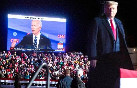 도널드 트럼프 미국 대통령이 20일 펜실베이니아주 이리 국제공항에서 열린 대중 유세에서 경쟁자인 조 바이든 민주당 대선 후보가 나온 CNN 화면을 바라보고 있다. [AFP=연합뉴스]