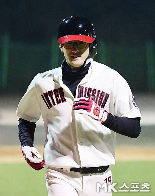 인터미션 김도형이 21일 경기도 양주시 송추베이스볼파크에서 열린 제3회 MK스포츠배 연예인야구대회 올드브로스와의 1회전에서 3타수 3안타 5타점으로 활약했다. 사진(양주)=김영구 기자