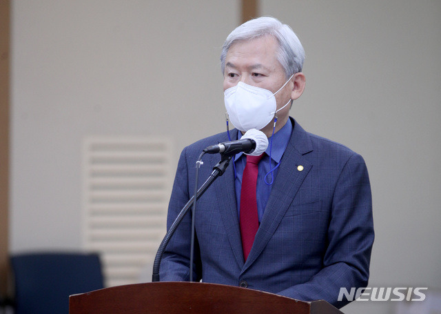 [대구=뉴시스] 이무열 기자= 19일 오전 대구 북구 경북대학교 글로벌플라자에서 열린 국회 교육위원회의 대구·경북 및 강원 국립대 및 광역교육청에 대한 국정감사에서 김상동 경북대학교 총장이 업무보고를 하고 있다. 2020.10.19.lmy@newsis.com