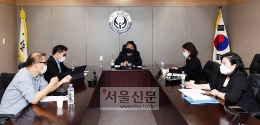 윤진철(왼쪽부터) 전국장애인부모연대 사무처장, 정봉근 서울대 기계공학부 교수, 안동환 서울신문 탐사기획부장, 지석연 감각통합상담연구소장, 홍수희 광진 장애인가족지원센터장이 지난 8일 서울 중구 프레스센터에서 열린 전문가 좌담회에서 발달장애인 관련 정책과 대안에 대해 이야기를 나누고 있다.박윤슬 기자 seul@seoul.co.kr