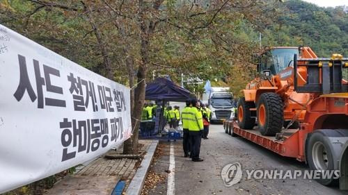 사드기지에 반입되는 공사 장비 (성주=연합뉴스) 김선형 기자 = 22일 경북 성주군 초전면 소성리 진밭교에 국방부 차량과 중장비가 지나고 있다. 국방부는 이날 성주 사드 기지에 공사 장비를 반입했다. 이 과정에 시위하던 주민 일부가 다쳤다. 2020.10.22      sunhyung@yna.co.kr