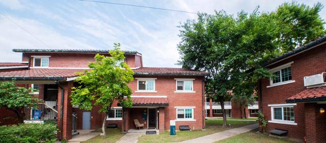 서울 용산구 미군기지 부지 내 장교 숙소 5단지. 2∼3층짜리 주택 16동과 관리소, 탁아소 등 총 18동으로 이뤄져 있다. 이 부지는 올해 우리 정부로 소유권이 넘어오면서 시민에 공개됐다. '한국에서 머물렀던 훌륭한 곳이야. 아름다운 추억이 너무 많아 고마운 곳이지'. 이 곳에 산 미군 출신 더글라스 코발씨가 사회관계망서비스에 올린 글이다. 용산구 제공