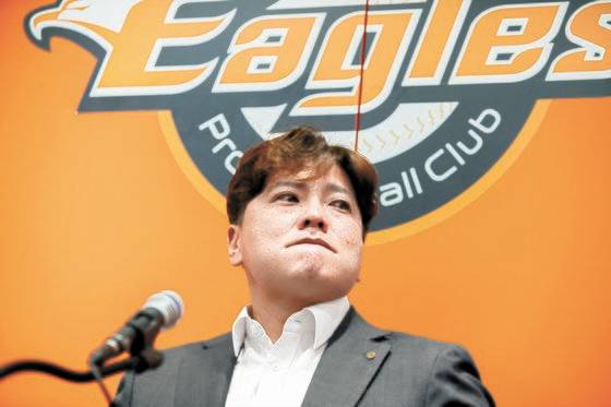 22일 은퇴 기자회견 도중 눈물 흘리는 김태균. [연합뉴스]