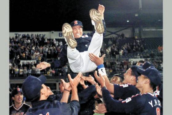1982년생들은 2000년 캐나다 에드먼턴 세계청소년야구선수권 한국 우승 주역이다. 김복수 코치를 헹가래치는 장면. [중앙포토]