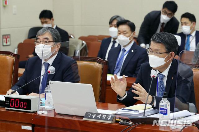 [서울=뉴시스] 최동준 기자 = 은성수 금융위원회 위원장이 23일 서울 여의도 국회에서 열린 정무위원회의 금융감독원, 금융위원회 등에 대한 종합감사에서 질의에 답변하고 있다. (공동취재사진) 2020.10.23. photo@newsis.com