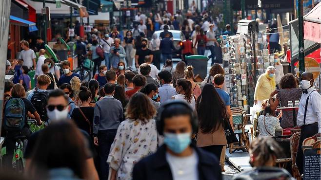 마크롱 대통령은 전면봉쇄령을 내리기는 아직 이르다고 말했다