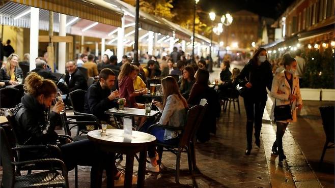 프랑스에서 코로나19 신규 확진자가 이틀 연속 4만 명을 넘었다