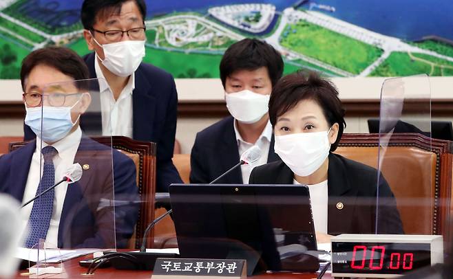 김현미 국토부장관이 23일 오전 국회에서 열린 국토위 전체회의에서 발언을 하고 있다./국회사진기자단