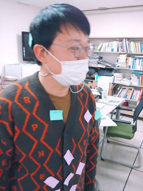 기자 앞으로 ‘바보’라는 글자가 보인다. 사진 석진희 기자