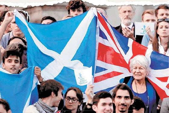 스코틀랜드의 영국으로부터의 분리독립 찬반 국민투표를 사흘 앞둔 2014년 9월 15일 런던 트래펄가광장에서 ‘함께하자’ 캠페인 지지자들이 영국 국기와 스코틀랜드 기를 함께 들고 분리 반대 시위를 벌이고 있다. [AP=연합뉴스]