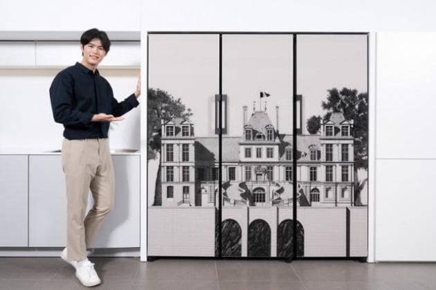 삼성전자 모델이 삼성디지털프라자 강남본점에서 프랑스 유명 일러스트레이터 티보 에렘의 '퐁텐블로 성' 도어 패널 디자인이 적용된 비스포크(BESPOKE) 냉장고 신제품을 소개하는 모습. [사진=삼성전자 제공]