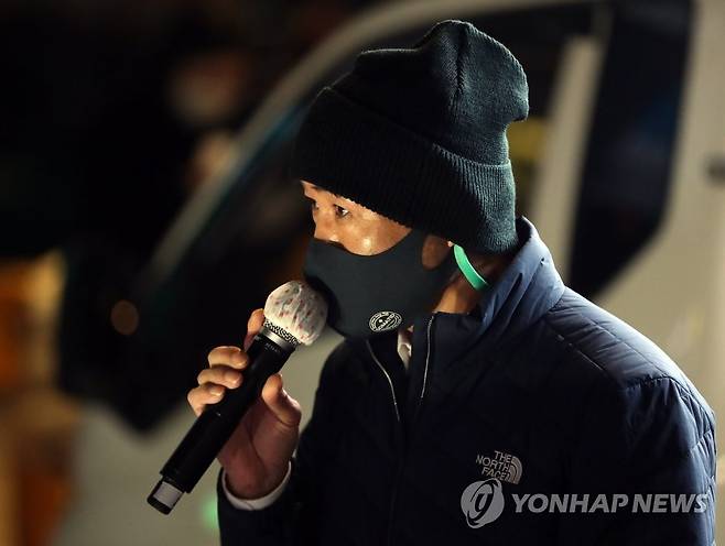 서해 연평도 피격 공무원 추모집회 (서울=연합뉴스) 최재구 기자 = 서해 소연평도 북측 해역에서 북한군에 피격돼 사망한 해양수산부 소속 공무원 A씨의 형 이래진씨가 24일 밤 서울 경복궁역 주변 거리에서 열린 추모집회에서 추모사를 하고 있다. 2020.10.24 jjaeck9@yna.co.kr
