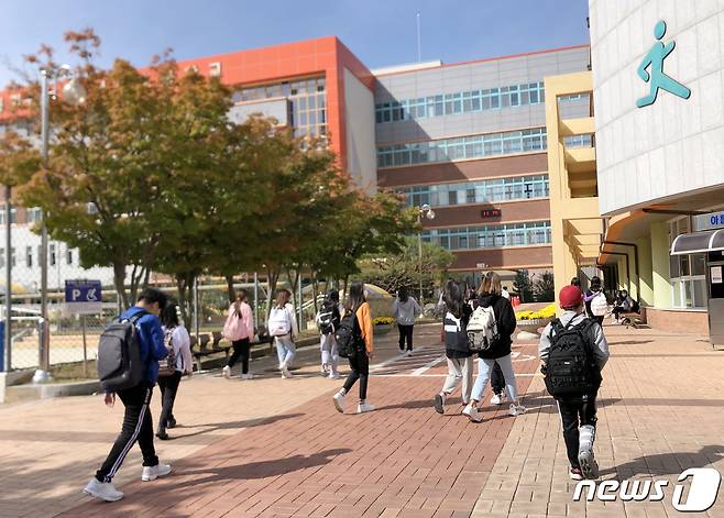 광주 한 초등학교 학생들이 등교하고 있다. 2020.10.19/뉴스1 © News1 이수민 수습기자