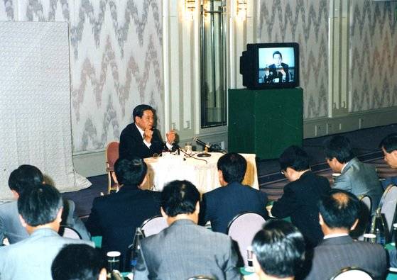 삼성 프랑크푸르트 간부교육에서 이건희 삼성전자 회장이 연설하고 있다.