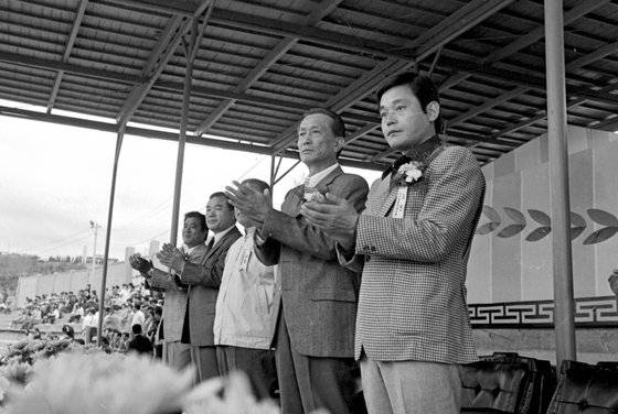 1974년 제 7회 삼성체육대회에 참석한 이건희 당시 중앙일보 이사(맨 우측). 사진 중앙포토