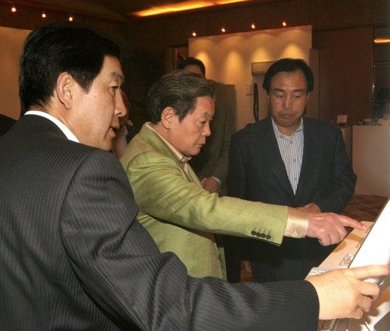 故 이건희 삼성 회장이 2005년 4월 이탈리아 밀라노에서 당시 주요 사장들을 소집해 ‘디자인 전략회의’를 열고 있다. 왼쪽부터 최지성 당시 삼성전자 사장, 이건희 회장, 이기태 삼성전자 사장(현 연세대 교수). 사진 중앙포토