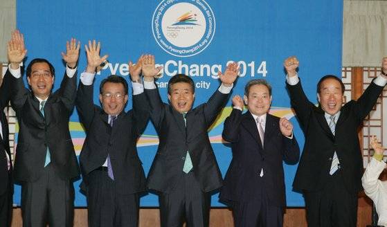 2007년 5월 청와대에서 가진 평창동계올림픽 유치 성공다짐 간담회에서 당시 노무현 대통령과 이건희 IOC위원, 한승수 유치위원장, 한덕수 국무총리, 박용성 IOC위원 등이 '평창화이팅'을 외치고 있다. 사진 중앙포토