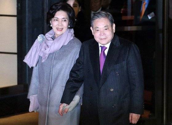 2013년 서울 장충동 신라호텔에서 열린 생일 기념 만찬에 故 이건희 삼성 회장과 홍라희 전 삼성미술관 리움 관장이 참석하고 있다. 사진 중앙포토