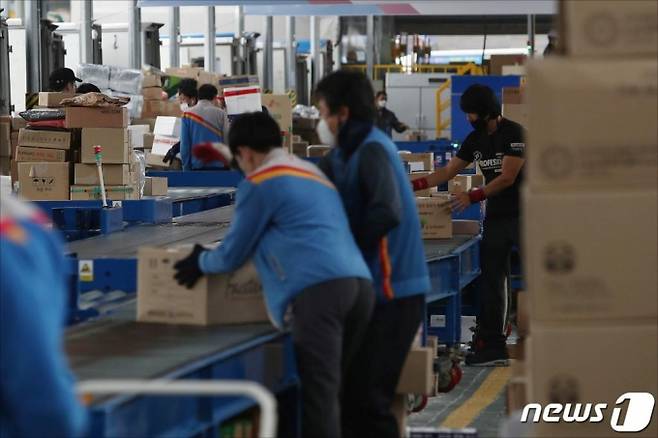 (서울=뉴스1) 국회사진취재단 = 21일 오전 서울 서초구 CJ대한통운 택배물류현장에서 택배노동자들이 택배 분류 작업을 하고 있다. 2020.10.21/뉴스1