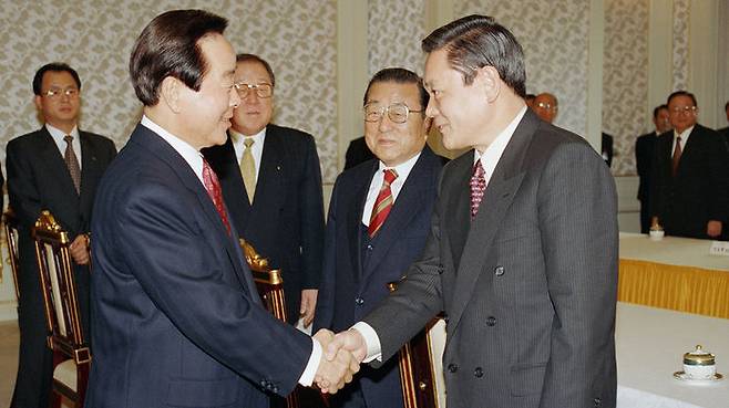 사진은 1994년 1월 21일 청와대에서 김영삼 전 대통령과 악수하는 이건희 회장. (사진=연합뉴스)