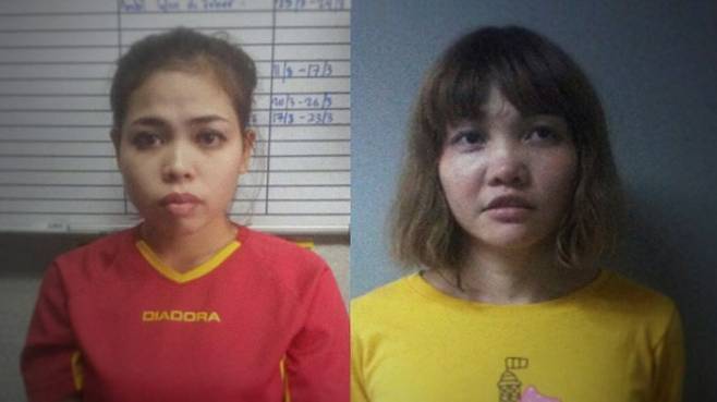 김정남의 얼굴에 신경작용제 성분의 크림을 발라 죽음에 이르게 한 베트남 국적 도안 티 흐엉(왼쪽)과 인도네시아 여성 시티 아이샤. 이들은 사형 언도가 예상됐으나 지난해 4월과 3월 풀려났다.