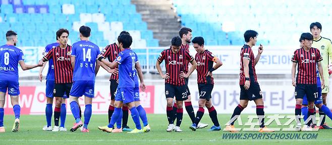 2020 프로축구 K리그1 수원삼성과 FC서울의 경기가 26일 수원월드컵경기장에서 열렸다. 수원삼성에 1대3으로 패한 FC서울 선수들이 경기장을 나서고 있다.

수원=최문영 기자 deer@sportschosun.com /2020.09.26/
