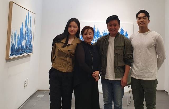 이광기는 복합문화예술공간 '끼'를 운영하고 있다. 사진은 자신의 스튜디오에서 MBC 드라마 '저녁 같이 드실래요' 녹화 를 마친 배우 송승헌 손나은과 함께. 왼쪽에서 두번째는 아내 박지영씨. /스튜디오 '끼' 제공
