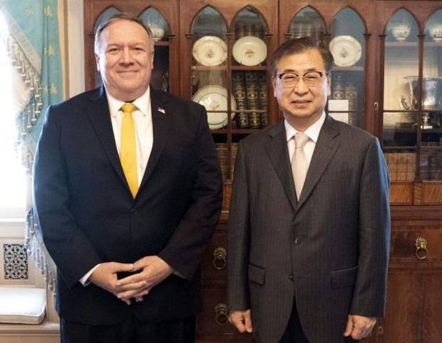 서훈 청와대 국가안보실장과 마이크 폼페이오 미국 국무장관이 지난 15일(현지 시각) 미국 워싱턴DC 국무부에서 면담을 시작하기 전 기념촬영을 하고 있다. /청와대 제공